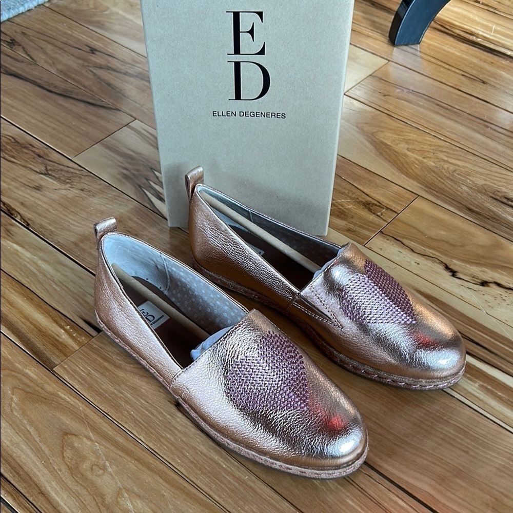 Ellen DeGeneres Metallic Rose Gold Loafers with Textured Finish - Picture 1 of 11